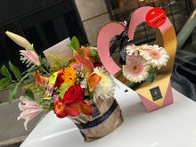 Load image into Gallery viewer, Gerbera Daisies Flower Carrier