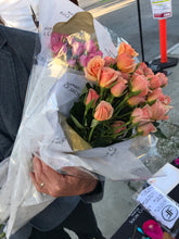 Load image into Gallery viewer, Nice Spray Roses 🌹